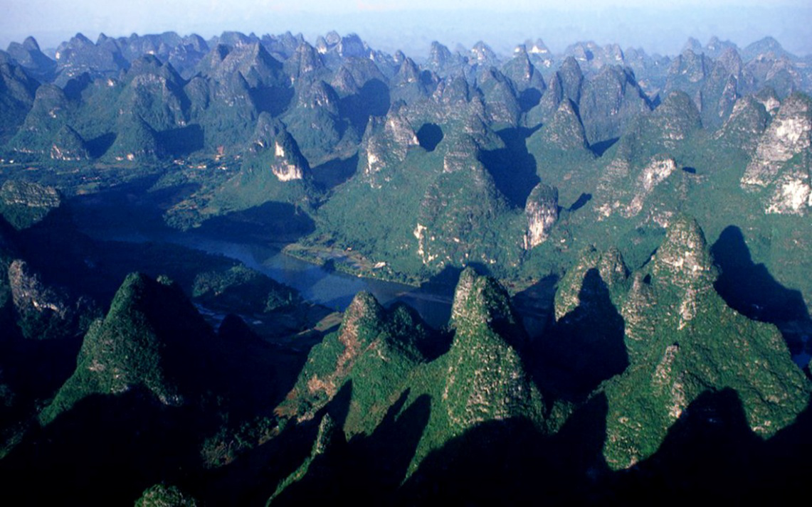 9个/km2;石峰以塔形为主,相对高度200-500 m,洼地较小.